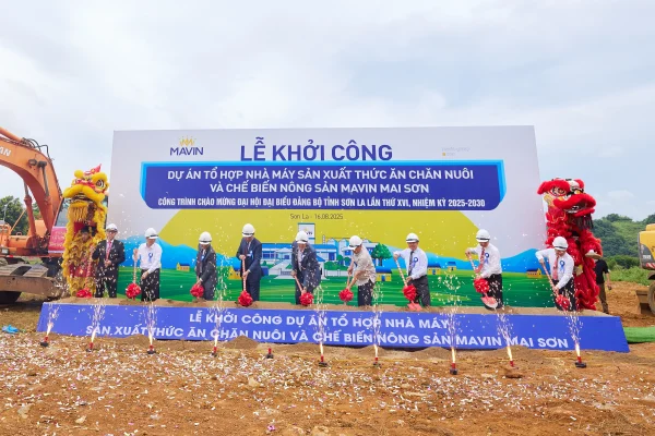 Nghi thức xúc cát khởi công Tổ hợp Mavin Mai Sơn tại Sơn La (16/08/2025), với pháo hoa và đội lân.