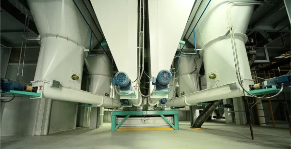 Máy ép đùn nhiệt tại nhà máy sản xuất thức ăn chăn nuôi Mavin giúp giảm độc tố nấm mốc (mycotoxin)