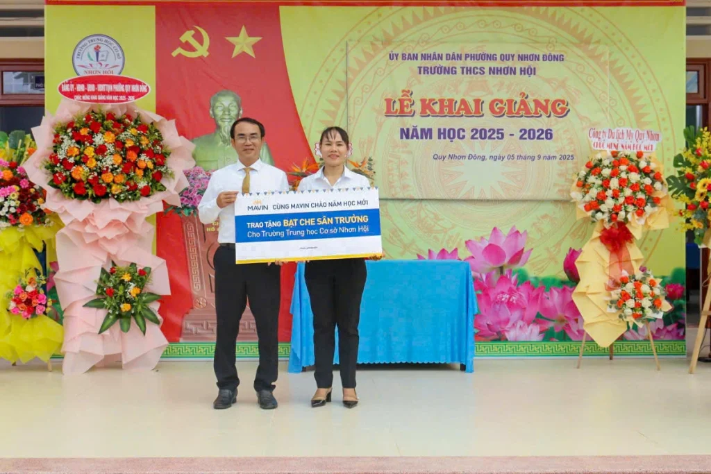 Đại diện Mavin Bình Định trao tặng bạt che sân trường cho Trường THCS Nhơn Hội nhân dịp khai giảng năm học 2025-2026.