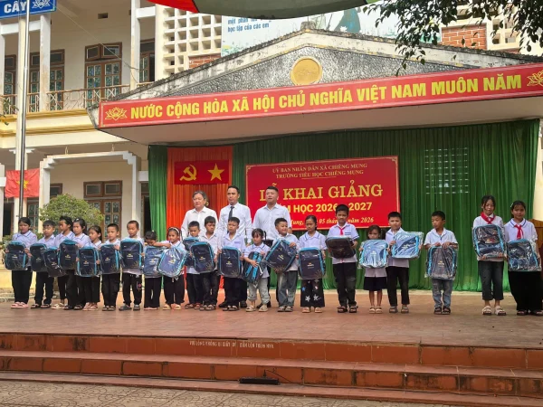 Trao tặng 300 balo, tiếp sức học sinh Sơn La trong năm học mới 2026–2027