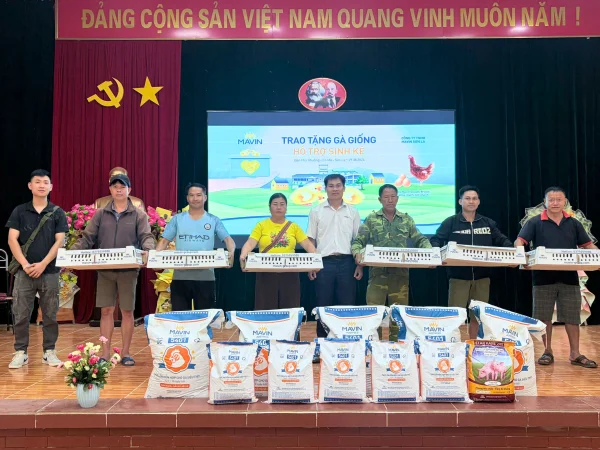 Bà con xã Cò Mạ nhận gà giống Mavin Dekalb Brown trong chương trình hỗ trợ sinh kế của Mavin Feed